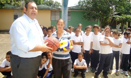 Ariel Vásquez entrega útiles deportivos para el torneo de Basker auspiciado por el Ayuntamiento